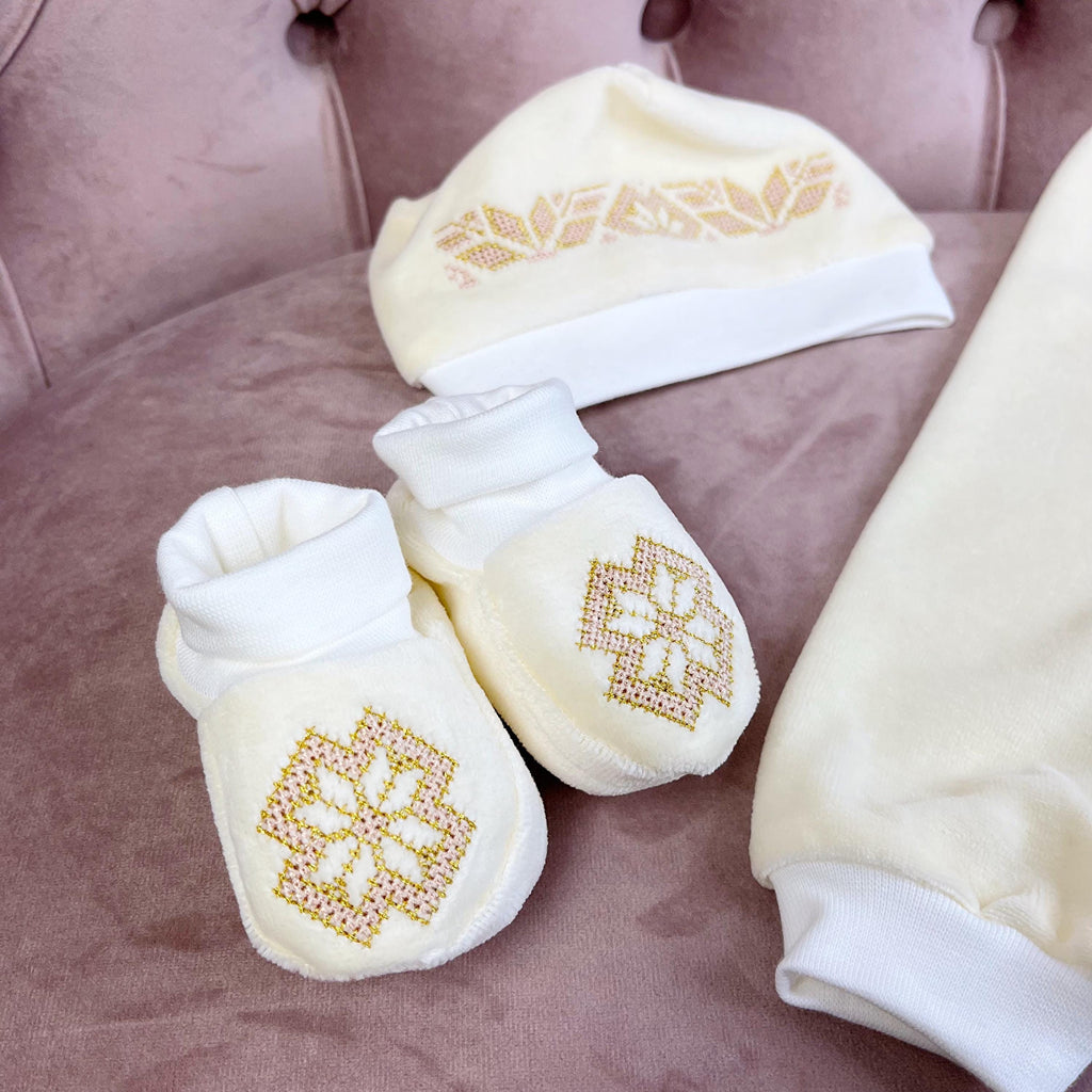 Linen Baptism Set with Plush Blanket & Baby Outfit – Pom-Pom Trim