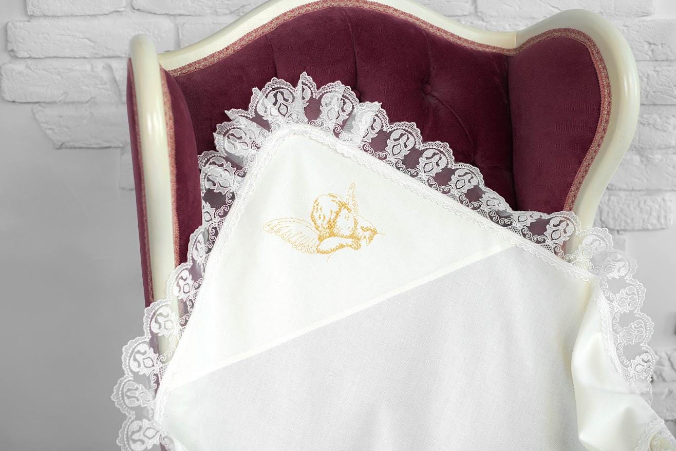 Personalized Linen Baptism Blanket (Kryzhma) 80×80 cm with Golden Angel Embroidery and Lace Trim