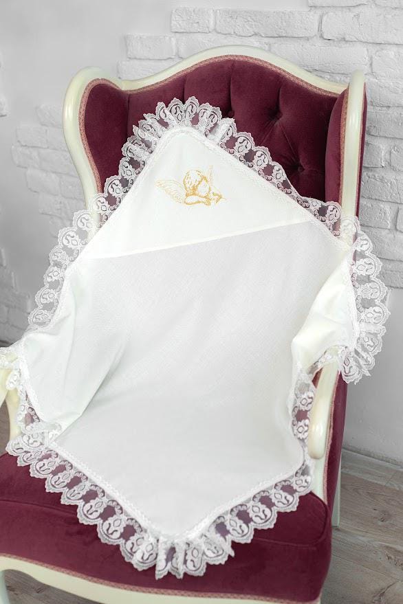 Personalized Linen Baptism Blanket (Kryzhma) 80×80 cm with Golden Angel Embroidery and Lace Trim